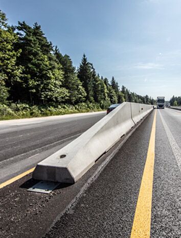 Permanente Betonschutzwand auf slowenischer Autobahn